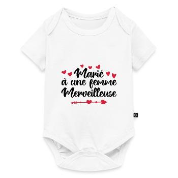 marié à une femme merveilleuse | mariage couple - Body à manches courtes Premium Bébé - blanc - Devant