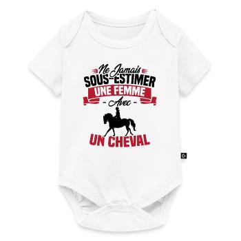 Ne jamais sous estimer une femme avec un cheval - Body à manches courtes Premium Bébé - blanc - Devant