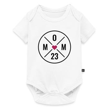 MOM 23 Coeur Bébé Mère Amour Fête des mères Maman 2023 - Body à manches courtes Premium Bébé - blanc - Devant