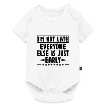 Je ne suis pas en retard tout le monde n’est que sarcasme précoce - Body à manches courtes Premium Bébé - blanc - Devant