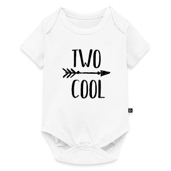 2. Geburtstag Kindershirt >> TWO COOL << - Baby Premium Kurzarmbody - Weiß - Vorne