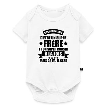 compliqué d'être un super frère et un super cousin - Body à manches courtes Premium Bébé - blanc - Devant