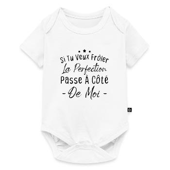 Tu veux frôler la perfection passe à côté de moi - Body à manches courtes Premium Bébé - blanc - Devant
