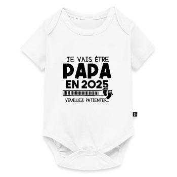 Je vais être papa en 2025 veuillez patienter... - Body à manches courtes Premium Bébé - blanc - Devant