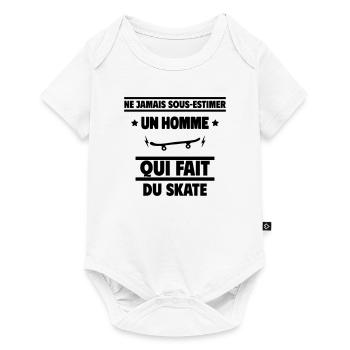 Ne sous-estimez jamais un homme qui fait du skate - Body à manches courtes Premium Bébé - blanc - Devant