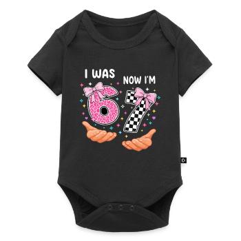 Ich war 6 jetzt bin ich 7 - siebter Geburtstag - Baby Premium Kurzarmbody - Schwarz - Vorne