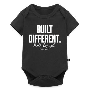 Built Different Built By God Psalm 139:14 - Baby Premium Kurzarmbody - Schwarz - Vorne