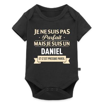 Je Ne Suis Pas Parfait Mais Je Suis Un Daniel E... - Body à manches courtes Premium Bébé - noir - Devant