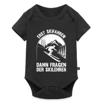Skifahren ERST SKIFAHREN DANN FRAGEN DER SKILEHRER - Baby Premium Kurzarmbody - Schwarz - Vorne