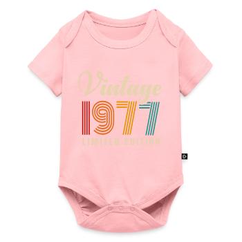 JAHRGANG 1977. 44. GEBURTSTAG - Baby Premium Kurzarmbody - Rosa - Vorne