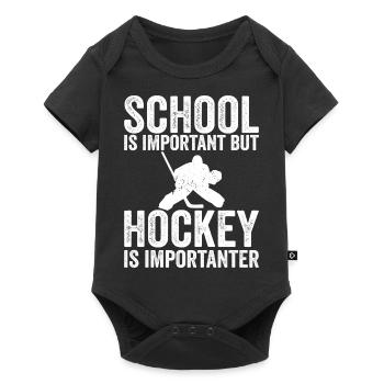 Schule ist wichtig, aber Eishockey ist noch wichtiger - Baby Premium Kurzarmbody - Schwarz - Vorne