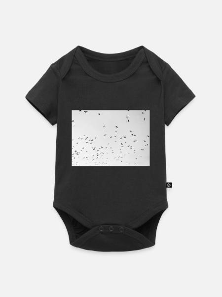 Aufgeregte Krähen mit bewölktem Himmel - Baby Premium Kurzarmbody - Schwarz