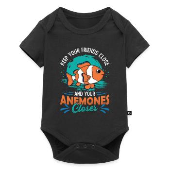 Gardez vos amis proches et vos anémones plus proches - Body à manches courtes Premium Bébé - noir - Devant