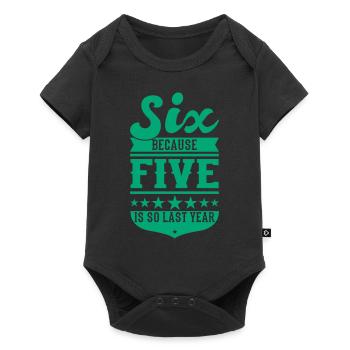 6 BECAUSE 5 IS SO LAST YEAR 6 Birthday Boys 6 - Baby Premium short-sleeve bodysuit - black - Front