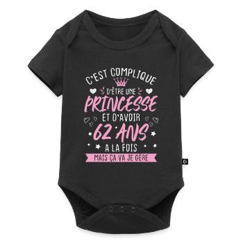 Une princesse et d'avoir 62 ans, Cadeau 62 ans - Body à manches courtes Premium Bébé - noir - Devant