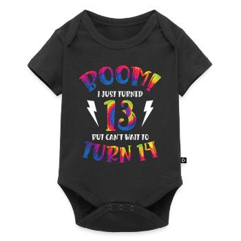Boom Je viens d’avoir 13 ans mais j’ai hâte d’avoir 14 ans - Body à manches courtes Premium Bébé - noir - Devant