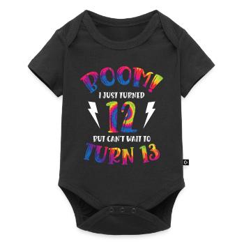 Boom Je viens d’avoir 12 ans mais j’ai hâte d’avoir 13 ans - Body à manches courtes Premium Bébé - noir - Devant