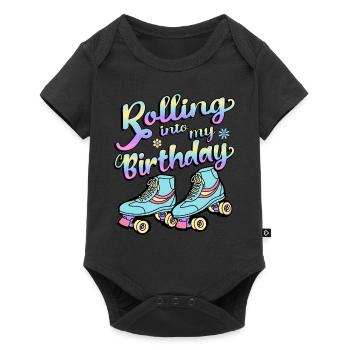 Rolling Into My Birthday Quad Skater Rollschuhe - Baby Premium Kurzarmbody - Schwarz - Vorne