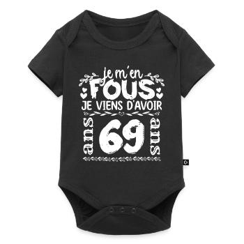 Anniversaire 69 ans | Je m'en fous j'ai 69 ans - Body à manches courtes Premium Bébé - noir - Devant