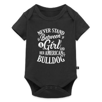 Ne vous tenez jamais entre une fille et son bouledogue - Body à manches courtes Premium Bébé - noir - Devant