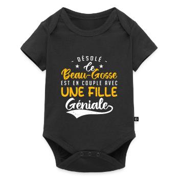 Ce beau gosse est en couple avec une fille géniale - Body à manches courtes Premium Bébé - noir - Devant