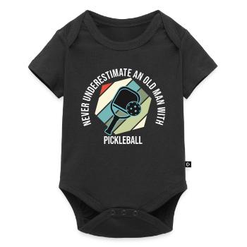 Ne sous-estimez jamais un vieil homme avec un pickleball - Body à manches courtes Premium Bébé - noir - Devant