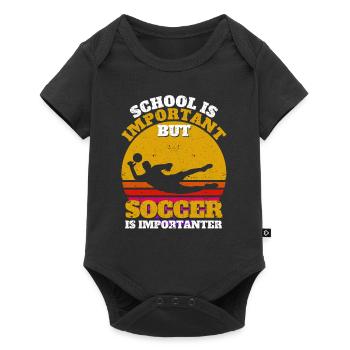 Schule ist wichtig, aber Fußball ist wichtiger - Baby Premium Kurzarmbody - Schwarz - Vorne