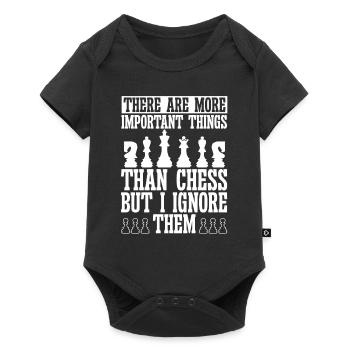 Des choses plus importantes que les échecs je les ignore - Body à manches courtes Premium Bébé - noir - Devant