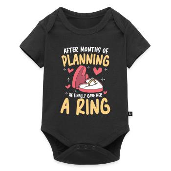 After Months of Planning He Gave Her A Ring - Baby Premium Kurzarmbody - Schwarz - Vorne