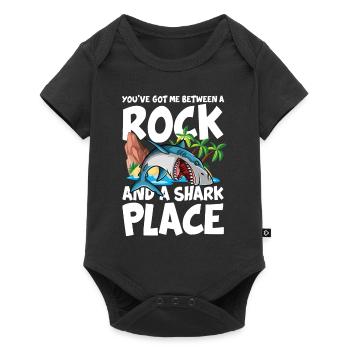 You've Got Me Between A Rock And A Shark Place - Baby Premium Kurzarmbody - Schwarz - Vorne