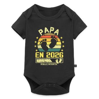 Papa en 2026 Veuillez Patienter Cadeau Futur Père - Body à manches courtes Premium Bébé - noir - Devant