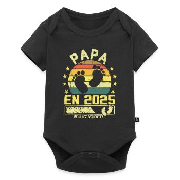 Papa en 2025 Veuillez Patienter Cadeau Futur Père - Body à manches courtes Premium Bébé - noir - Devant