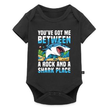 You’ve Got Me Between A Rock And A Shark Place - Baby Premium Kurzarmbody - Schwarz - Vorne