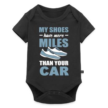 Mes chaussures ont plus de kilomètres que votre marathon automobile - Body à manches courtes Premium Bébé - noir - Devant