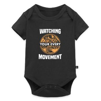 Watching You Every Movement Uhrmacher Wortspiel - Baby Premium Kurzarmbody - Schwarz - Vorne