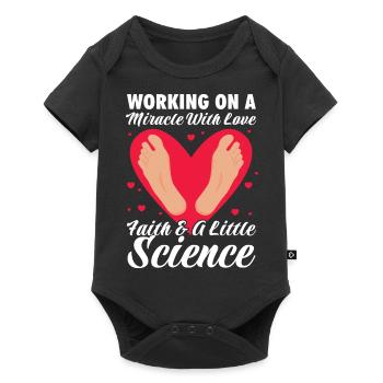 Travailler à un miracle avec amour, foi et un peu - Body à manches courtes Premium Bébé - noir - Devant