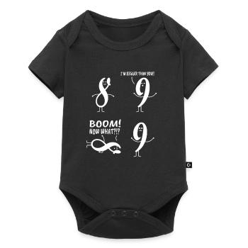 9 supérieur à 8 pour un cadeau de professeur de mathématiques - Body à manches courtes Premium Bébé - noir - Devant