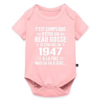 Toujours Beau Gosse 1947 Cadeau Anniversaire 1947 - Body à manches courtes Premium Bébé - rose - Devant