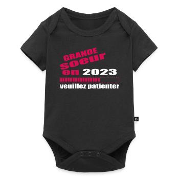 Grande Soeur En 2023 Veuillez Patienter - Body à manches courtes Premium Bébé - noir - Devant
