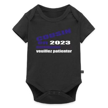 Cousin En 2023 Veuillez Patienter Futur Cousin - Body à manches courtes Premium Bébé - noir - Devant