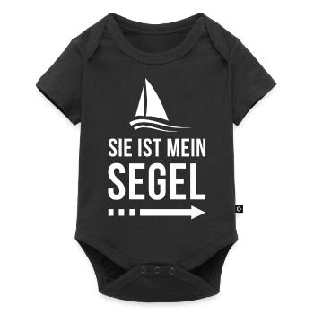 Sie ist mein Segel | Partnershirt | Ehemann | Ehe - Baby Premium Kurzarmbody - Schwarz - Vorne