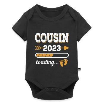 Cousin 2023 Zukünftiger Großer Cousin Geschenkidee - Baby Premium Kurzarmbody - Schwarz - Vorne