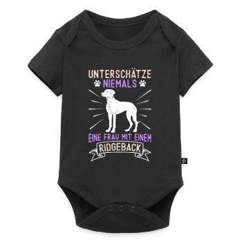 Ridgeback UNTERSCHÄTZE NIEMALS EINE FRAU MIT - Baby Premium Kurzarmbody - Schwarz - Vorne