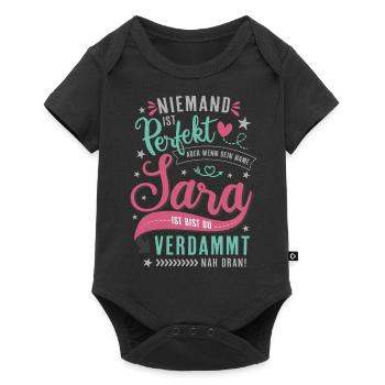 Sara Vorname lustiger Spruch Namenstag Geschenk - Baby Premium Kurzarmbody - Schwarz - Vorne