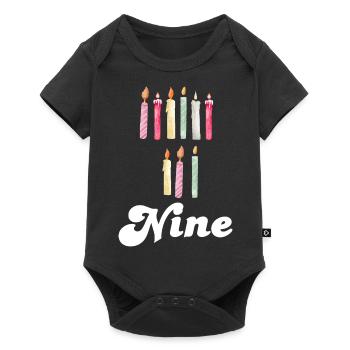 9e anniversaire bougie - Body à manches courtes Premium Bébé - noir - Devant