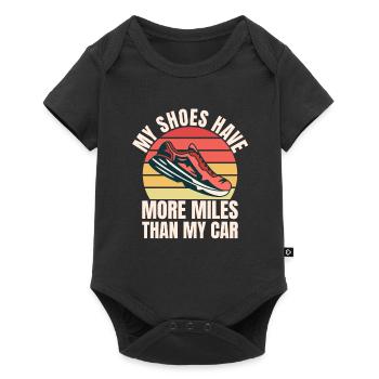 Laufen Schuhe haben mehr Meilen als mein Auto - Baby Premium Kurzarmbody - Schwarz - Vorne