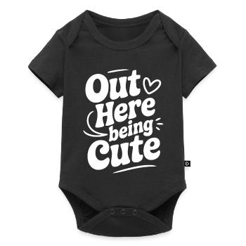 Hier draußen süß sein - Baby Premium Kurzarmbody - Schwarz - Vorne