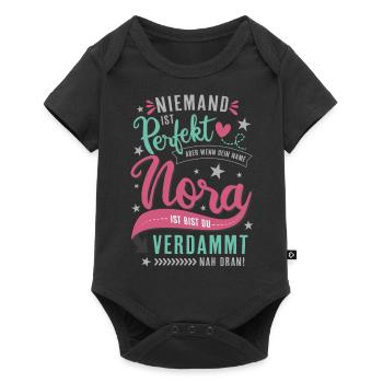 Nora Vorname lustiger Spruch Namenstag Geschenk - Baby Premium Kurzarmbody - Schwarz - Vorne