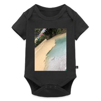 Tropischer Strand mit bunten Flaggen - Baby Premium Kurzarmbody - Schwarz - Vorne