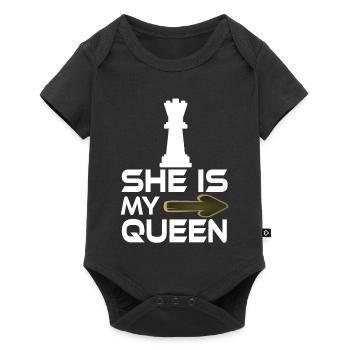 Sie ist meine Königin-Text-Schachliebhaberin - Baby Premium Kurzarmbody - Schwarz - Vorne